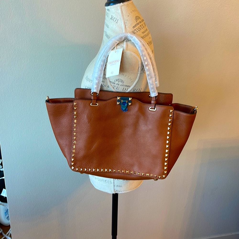 NWT Valentino Rockstud Medium Grainy leather tote with removable shoulder strap